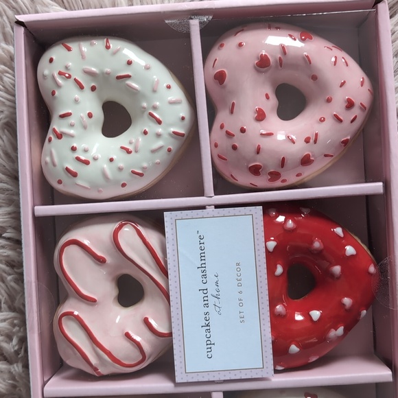 ❌SOLD❌VHTF Cupcakes Cashmere 🍩 Heart Shaped Donut Decor (6 pack) - Picture 3 of 3